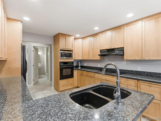 1393 Eden Gardens Drive, Fenton, MI 48430