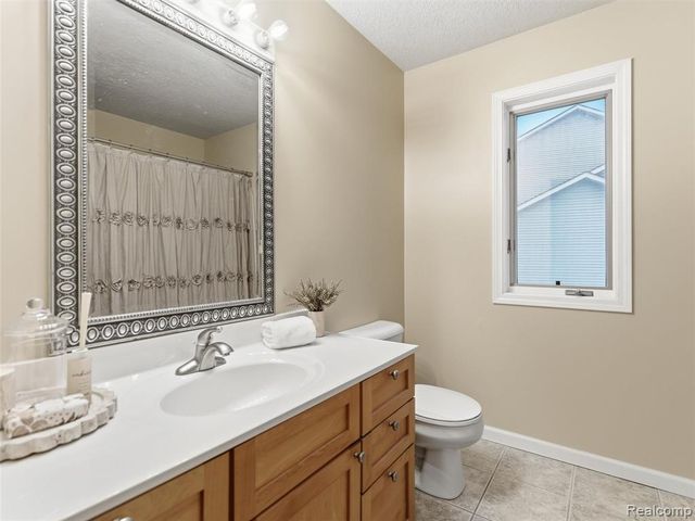 1393 Eden Gardens Drive, Fenton, MI 48430