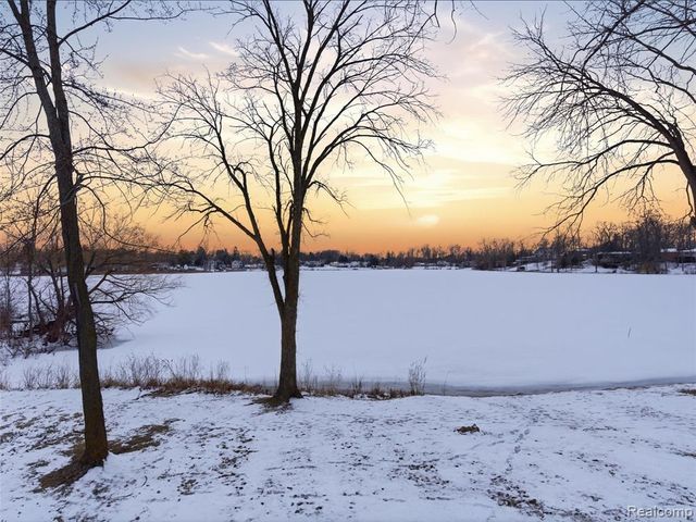 1393 Eden Gardens Drive, Fenton, MI 48430