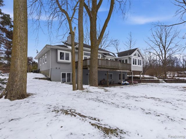 1393 Eden Gardens Drive, Fenton, MI 48430