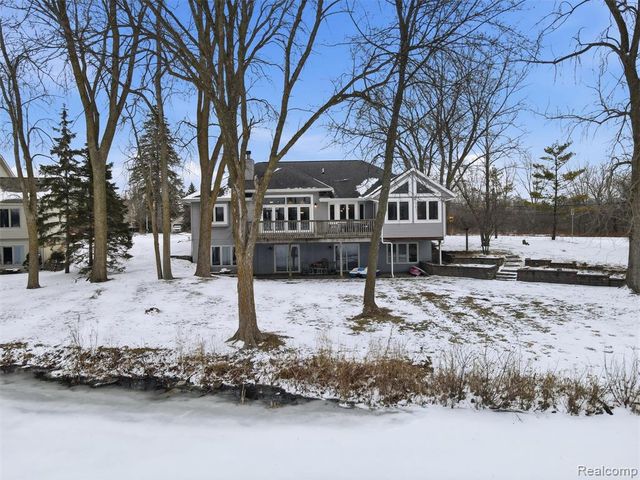 1393 Eden Gardens Drive, Fenton, MI 48430