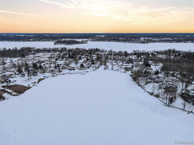 1393 Eden Gardens Drive, Fenton, MI 48430