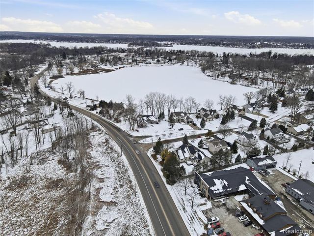 1393 Eden Gardens Drive, Fenton, MI 48430