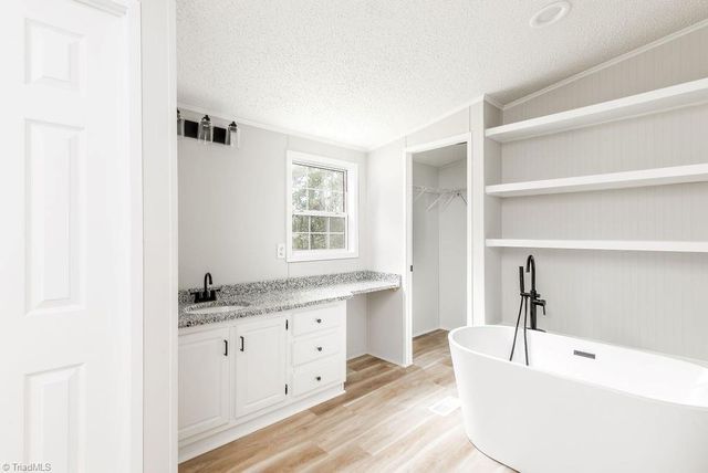 215 Fairfield Court, Thomasville, NC 27360