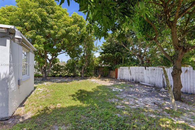 998 W 68th St, Hialeah, FL 33014