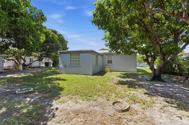 998 W 68th St, Hialeah, FL 33014