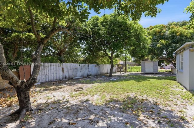 998 W 68th St, Hialeah, FL 33014