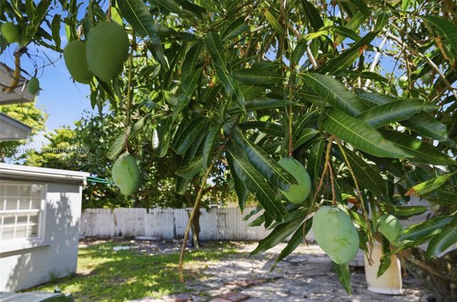 998 W 68th St, Hialeah, FL 33014