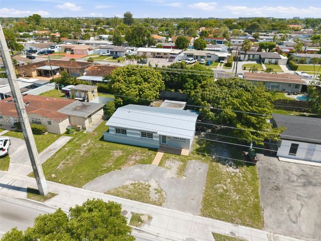 998 W 68th St, Hialeah, FL 33014