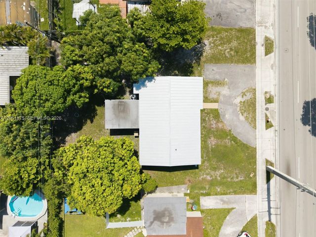 998 W 68th St, Hialeah, FL 33014