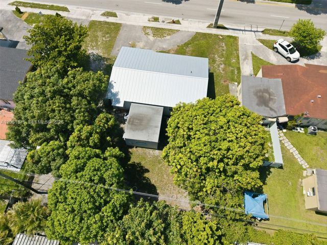 998 W 68th St, Hialeah, FL 33014