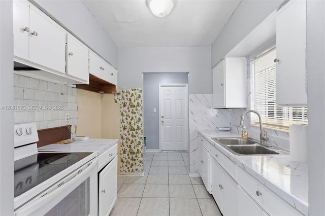 998 W 68th St, Hialeah, FL 33014