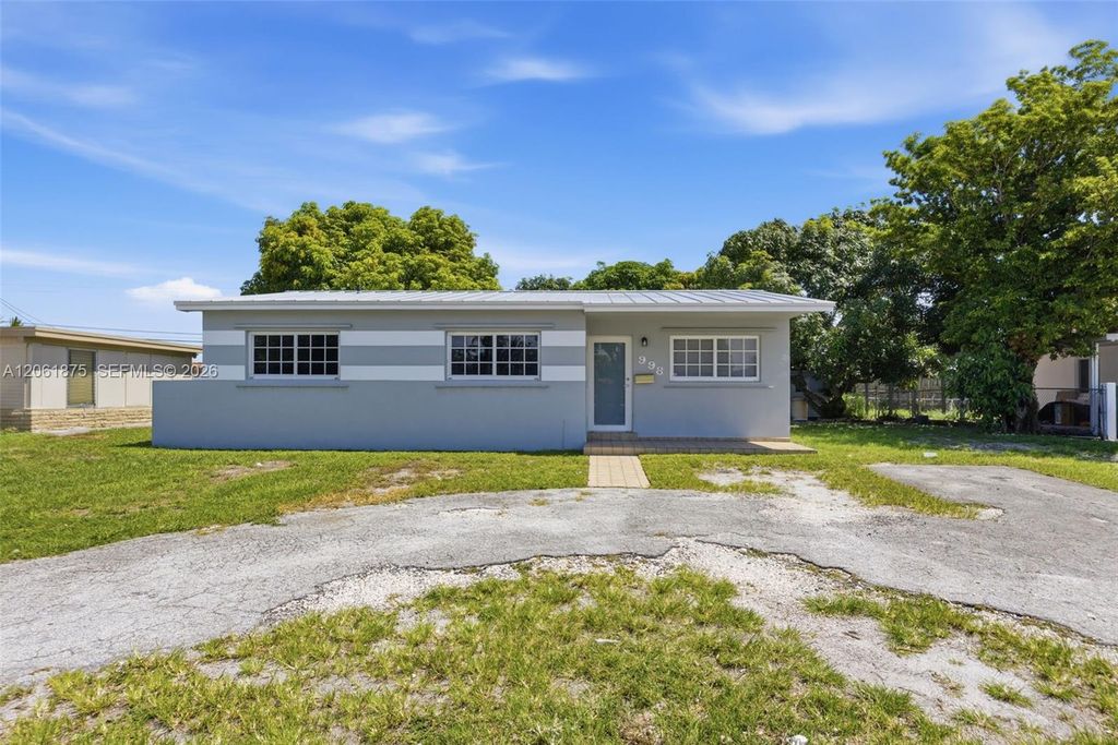 998 W 68th St, Hialeah, FL 33014