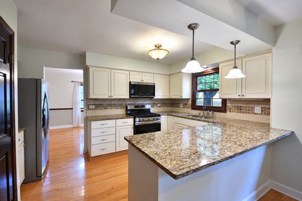 229 N Whispering Hills Drive, Naperville, IL 60540 — photo 5