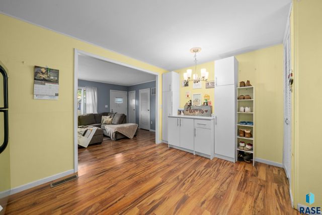 2401 E 18th St Street, Sioux Falls, SD 57103