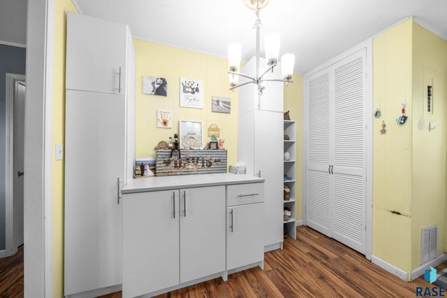 2401 E 18th St Street, Sioux Falls, SD 57103