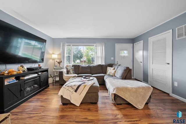 2401 E 18th St Street, Sioux Falls, SD 57103