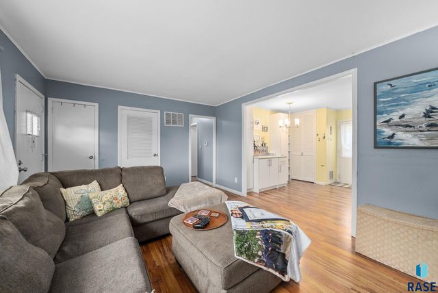 2401 E 18th St Street, Sioux Falls, SD 57103