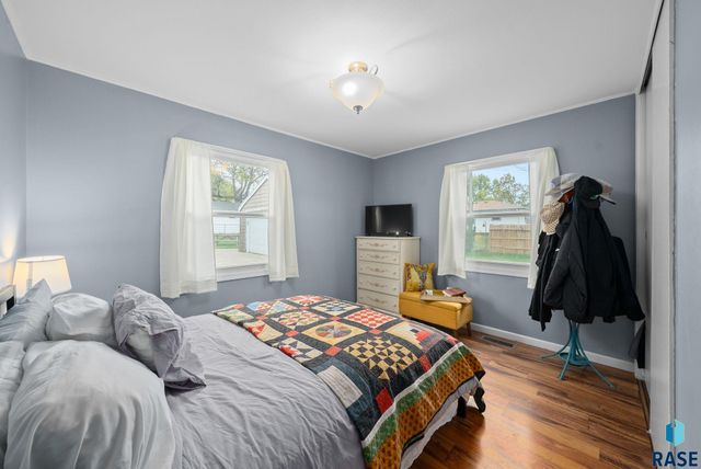 2401 E 18th St Street, Sioux Falls, SD 57103