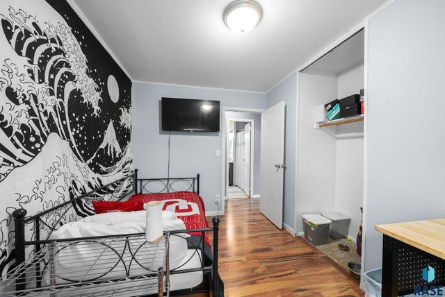 2401 E 18th St Street, Sioux Falls, SD 57103