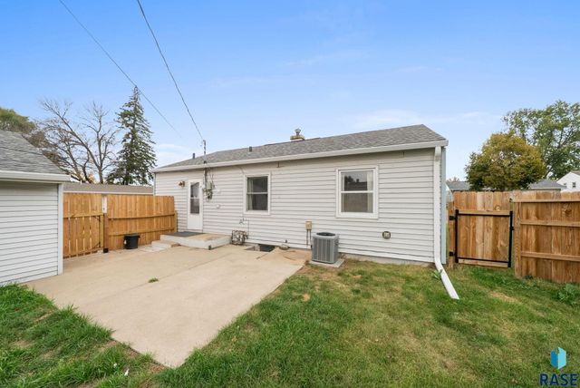 2401 E 18th St Street, Sioux Falls, SD 57103