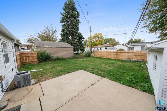 2401 E 18th St Street, Sioux Falls, SD 57103