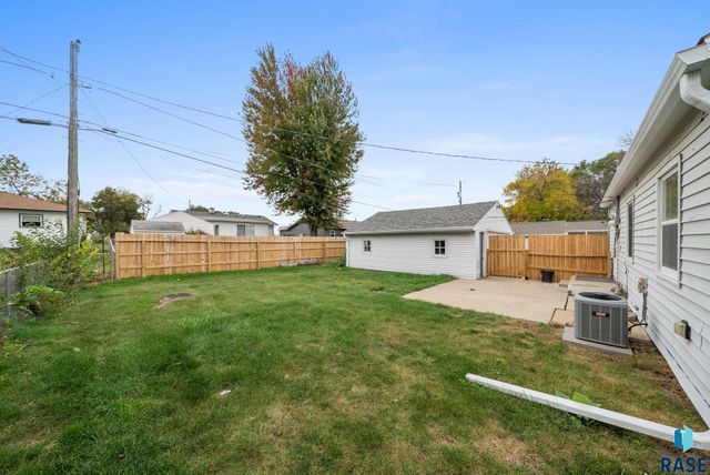 2401 E 18th St Street, Sioux Falls, SD 57103