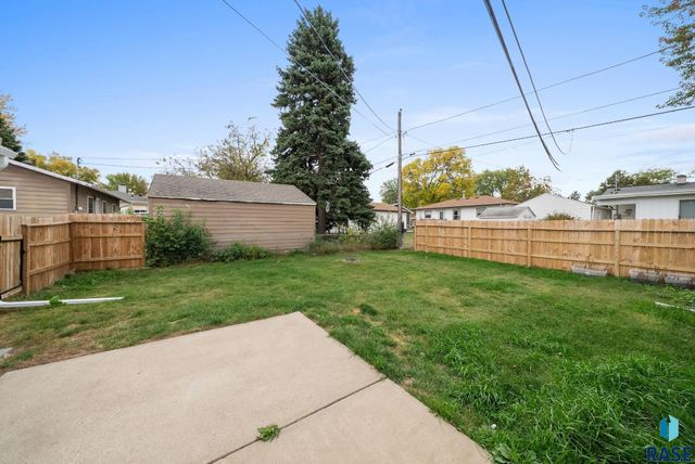 2401 E 18th St Street, Sioux Falls, SD 57103