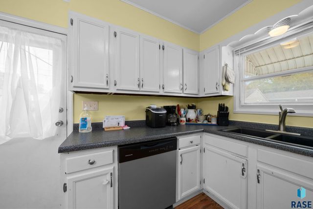 2401 E 18th St Street, Sioux Falls, SD 57103