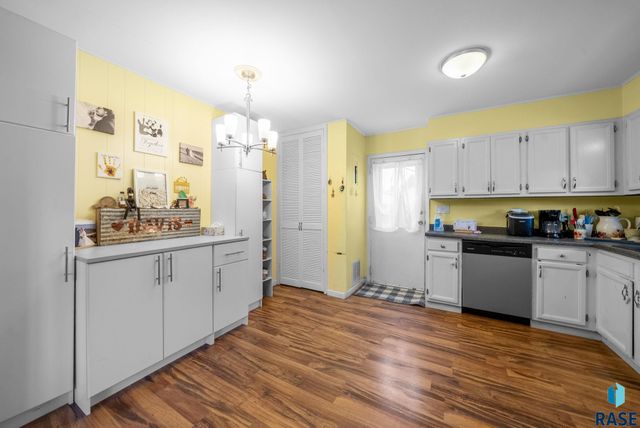 2401 E 18th St Street, Sioux Falls, SD 57103