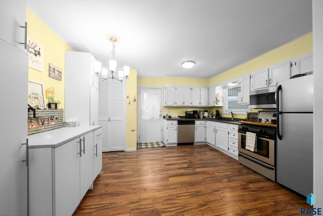 2401 E 18th St Street, Sioux Falls, SD 57103