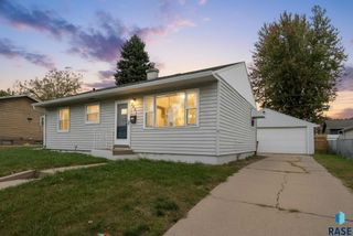 2401 E 18th St Street, Sioux Falls, SD 57103
