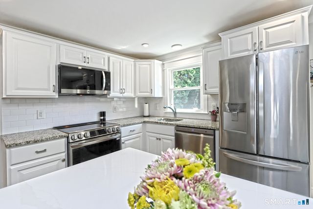 4 Pine Place, Clinton, CT 06413