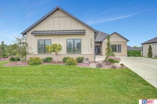 9755 Hillcrest Trail, Lincoln, NE 68520