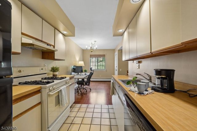 19 Kensington Rd 19H, Chatham Twp., NJ 07928