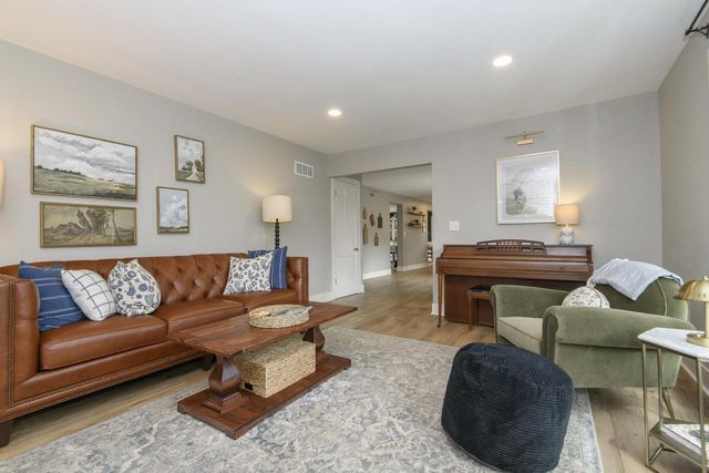 W301S3618 Snowdon DRIVE, Waukesha, WI 53189