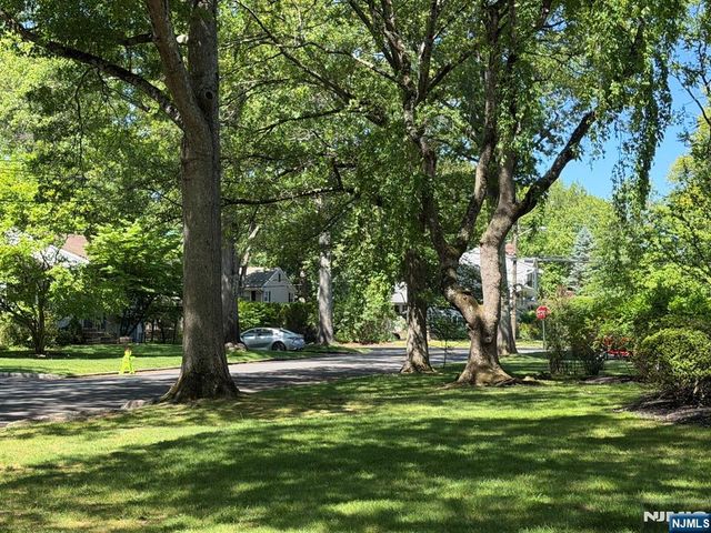 3 Spruce Place, Ho-ho-kus, NJ 07423