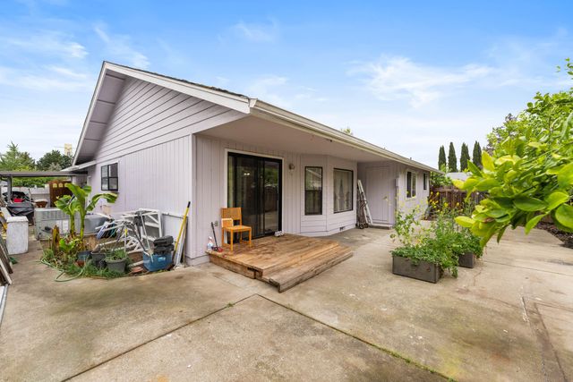 2701 Salmon Circle, Grants Pass, OR 97527