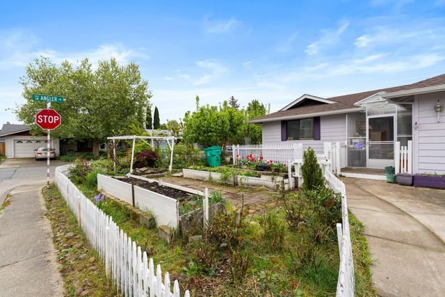 2701 Salmon Circle, Grants Pass, OR 97527