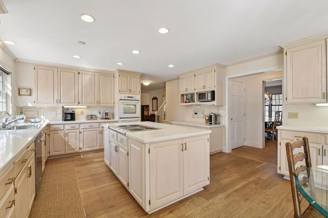 425 Ferndale Road N, Wayzata, MN 55391