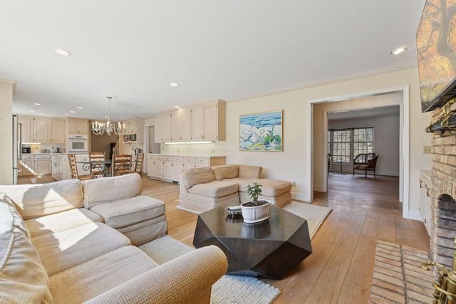 425 Ferndale Road N, Wayzata, MN 55391