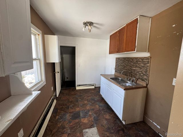 106 E Rutgers Avenue, Pontiac, MI 48340