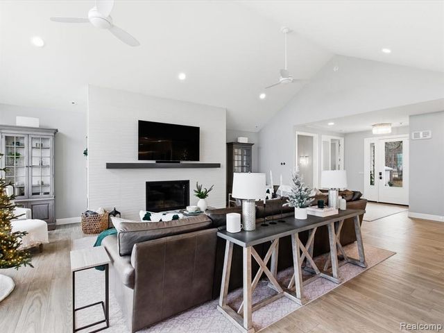 8442 Lakeshore Road, Burtchville, MI 48059