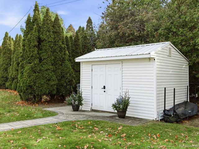 8442 Lakeshore Road, Burtchville, MI 48059