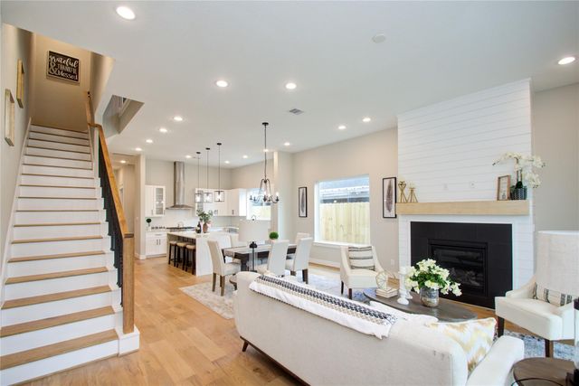 110 E 28th Street, Houston, TX 77008