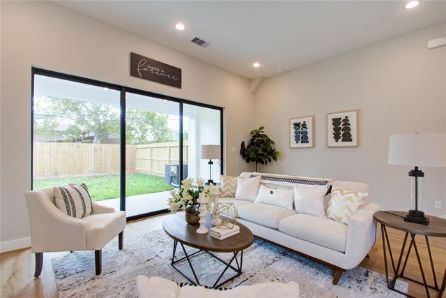 110 E 28th Street, Houston, TX 77008