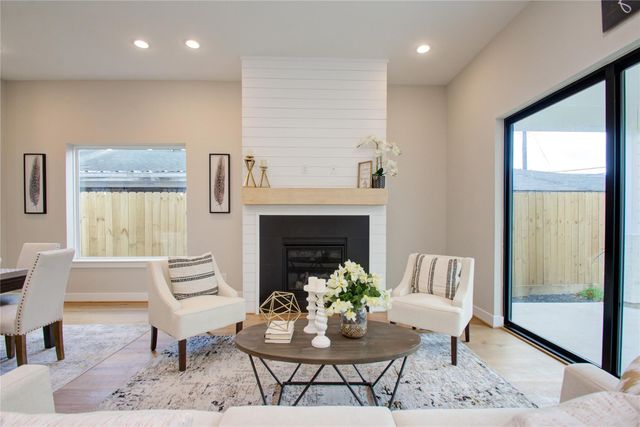 110 E 28th Street, Houston, TX 77008