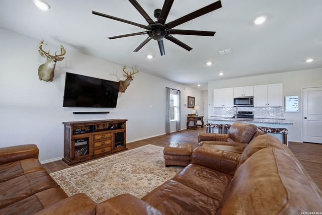 249 Middle Green Loop, Floresville, TX 78114