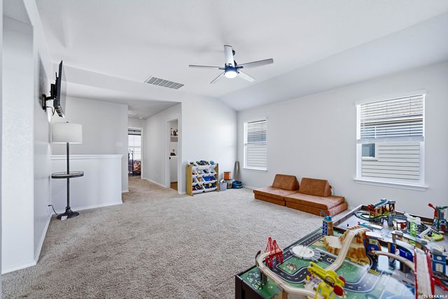 249 Middle Green Loop, Floresville, TX 78114