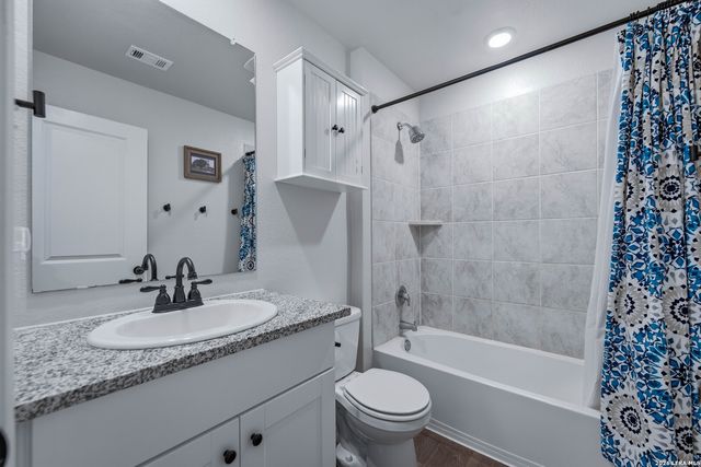 249 Middle Green Loop, Floresville, TX 78114
